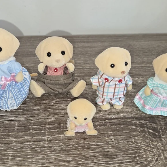 Sylvanian Families Calico Critters Lot of 4 Golden Labrador Dog Family. - Picture 1 of 8